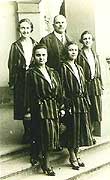 Desiderio Genni mit den 4 T&oumlchtern von Cipriano Luis (Luisa, Flora, Ida e Stella)
